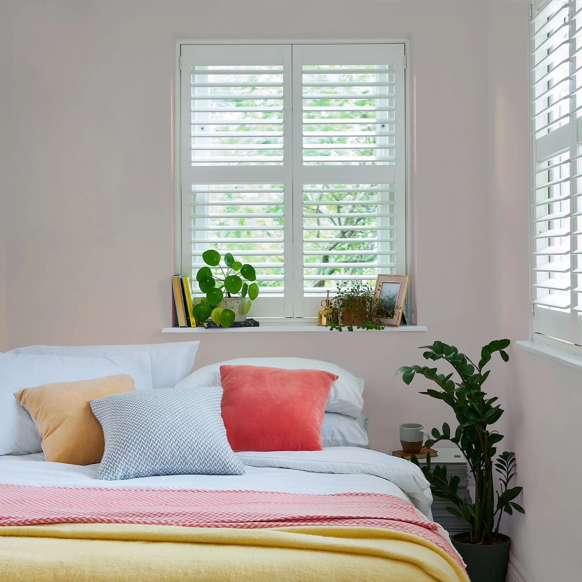 Laura Ashley Pearl Eggshell Emulsion paint, 750ml Laura Ashley Pearl Eggshell Emulsion Paint, 750ml -Home Paint Store laura ashley pearl eggshell emulsion paint 750ml5011583473445 02i bq